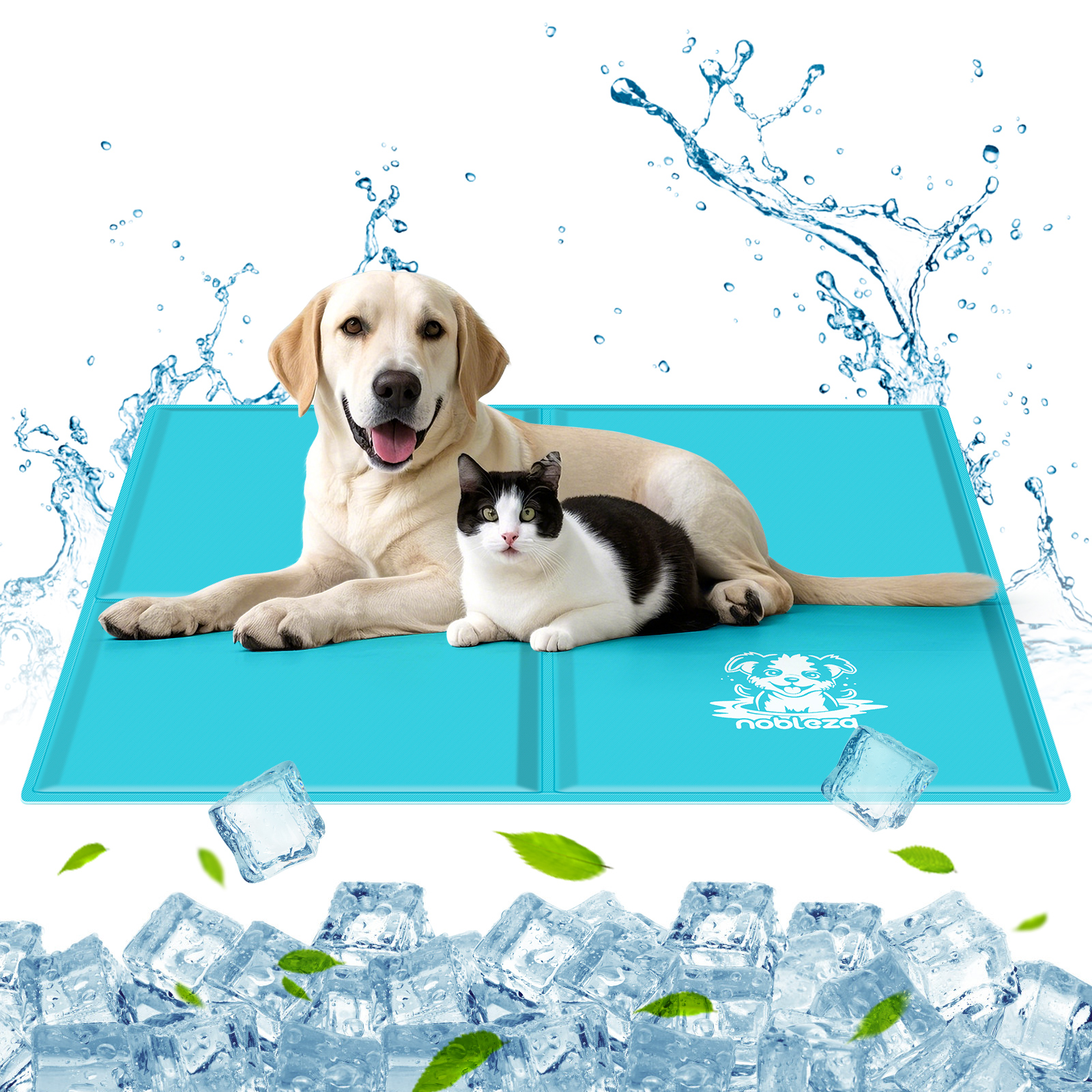 Un labrador amarillo y un gato yacen sobre una alfombrilla azul, rodeados de cubitos de hielo y salpicaduras de agua.