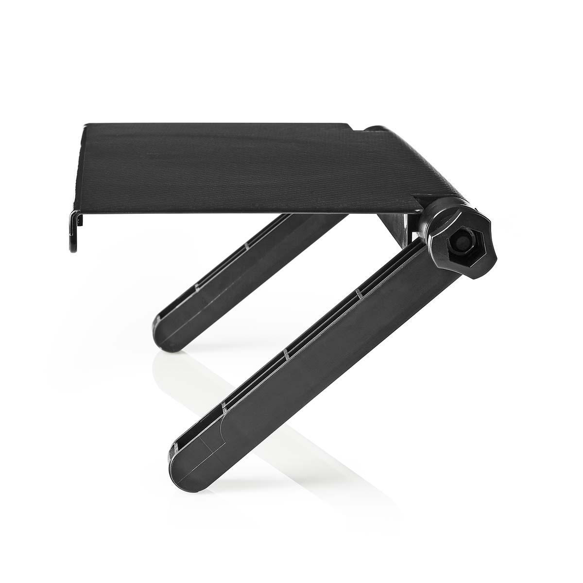 Een zwarte, verstelbare laptopstandaard met schuine poten op witte achtergrond.
