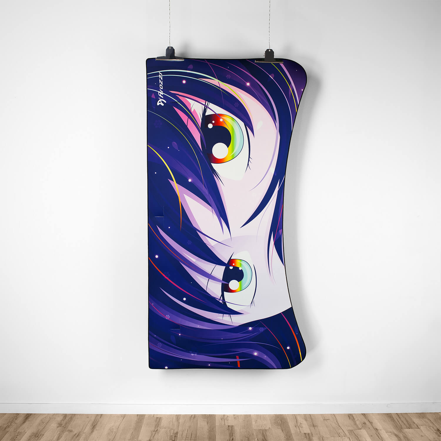 Arte in stile anime degli occhi di una ragazza, capelli viola, sfondo galassia, appeso a un muro.