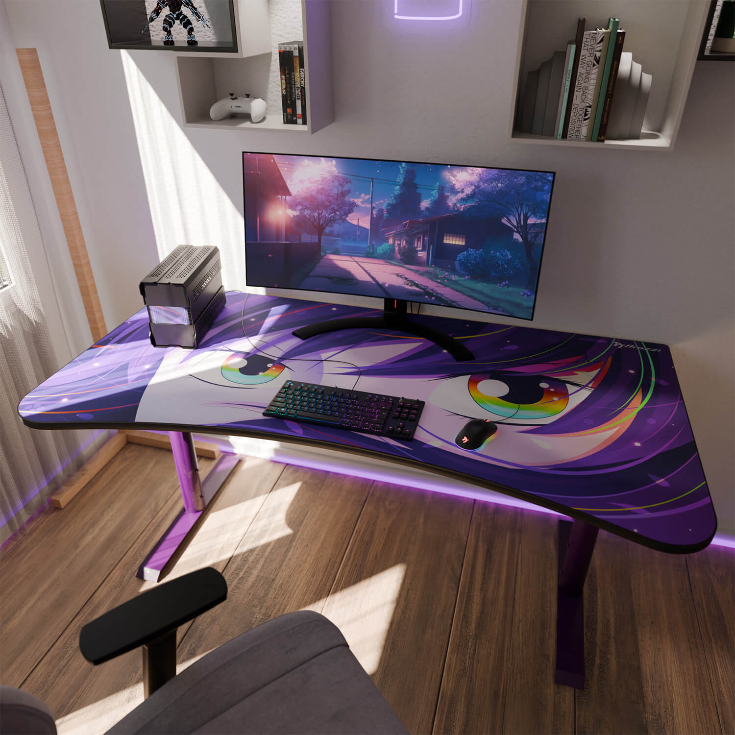 Scrivania da gaming con design anime, computer, tastiera e mouse.