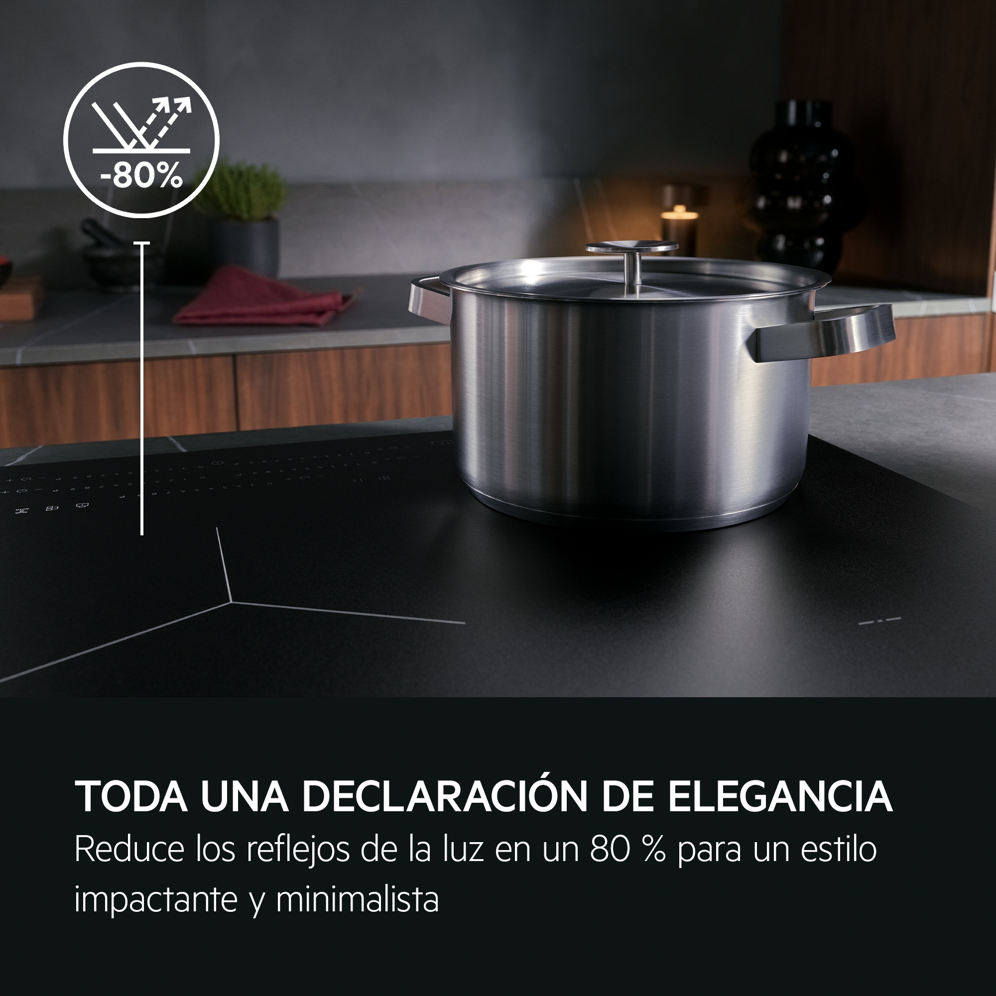 Una olla de acero inoxidable sobre una vitrocerámica negra con icono de reducción de reflejos.