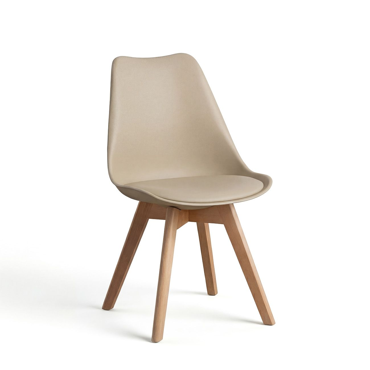 Una silla beige con patas de madera sobre fondo blanco.