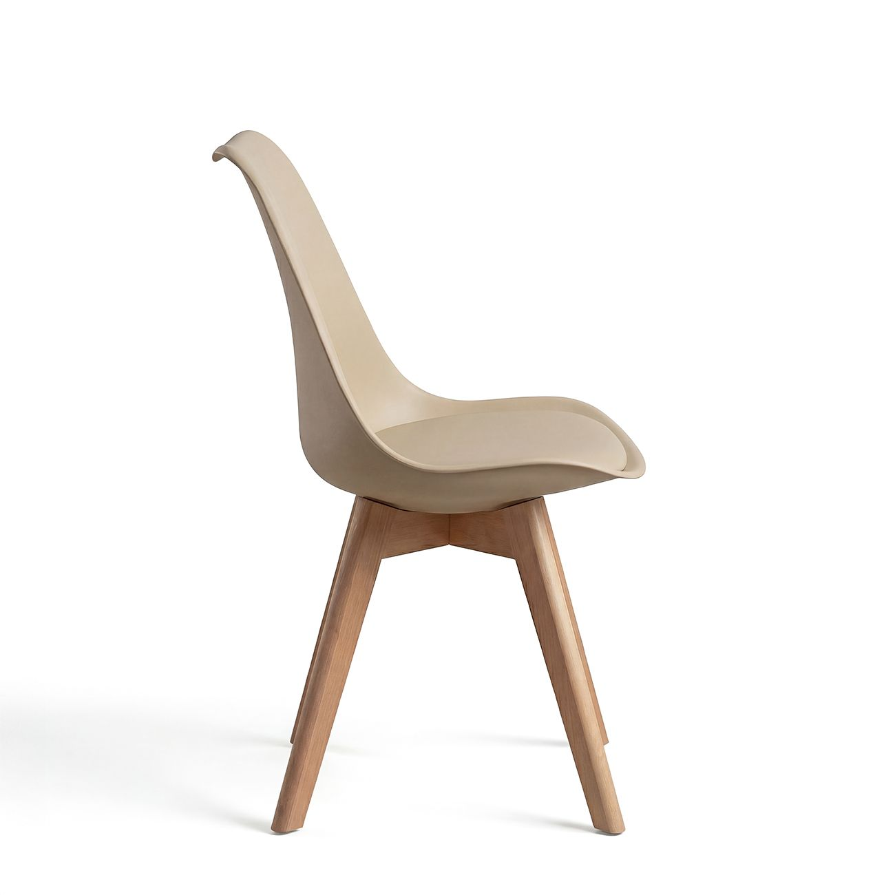 Una silla beige con patas de madera sobre fondo blanco.
