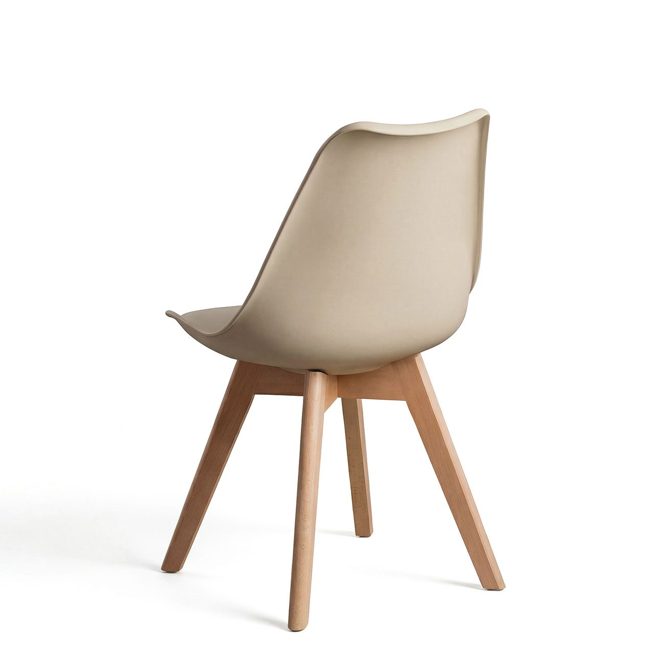 Una silla beige con patas de madera se muestra sobre fondo blanco.