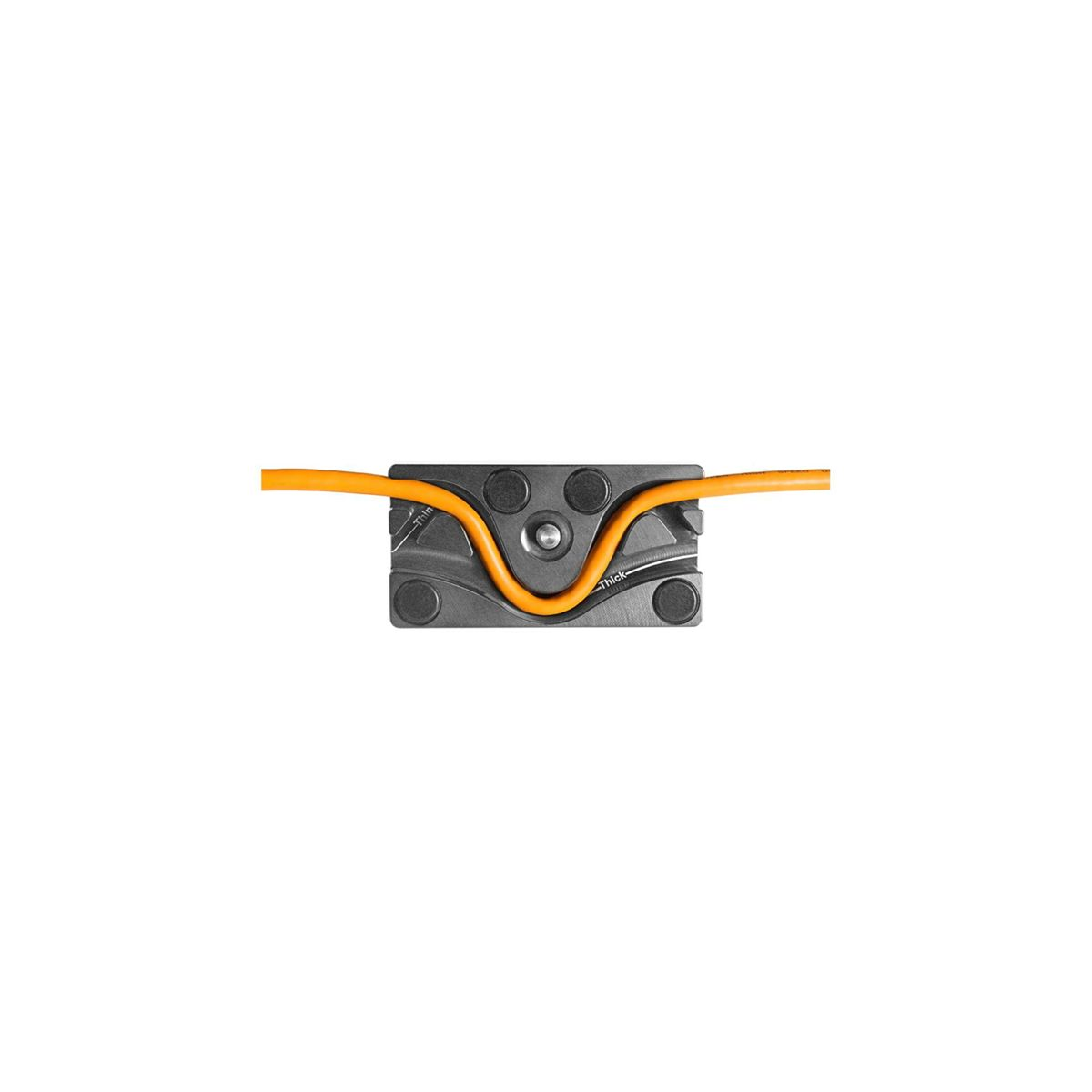 Ein orangefarbenes Kabel biegt sich durch eine graue Halterung mit Markierungen für dünn und dick.