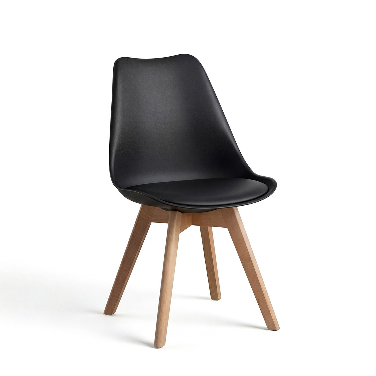 Silla negra con patas de madera sobre fondo blanco.