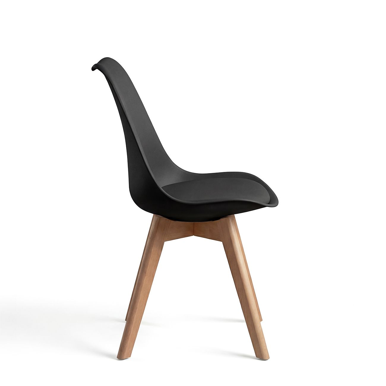 Una silla negra con patas de madera, aislada sobre fondo blanco.