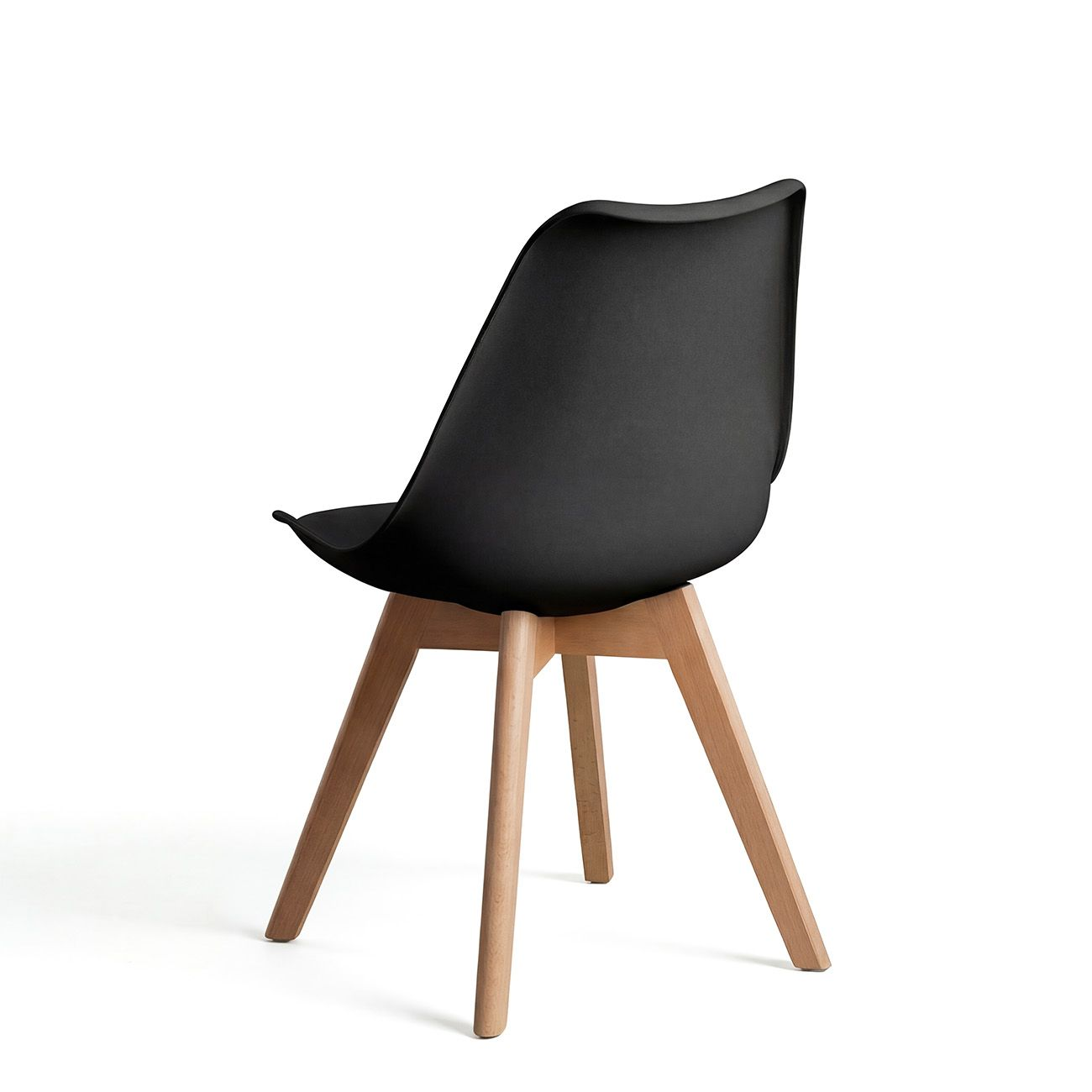 Una silla negra con patas de madera sobre fondo blanco.
