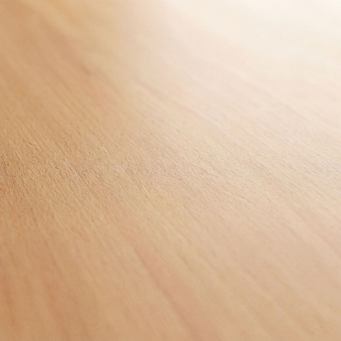 Grano de madera en una superficie de madera clara con iluminación suave.