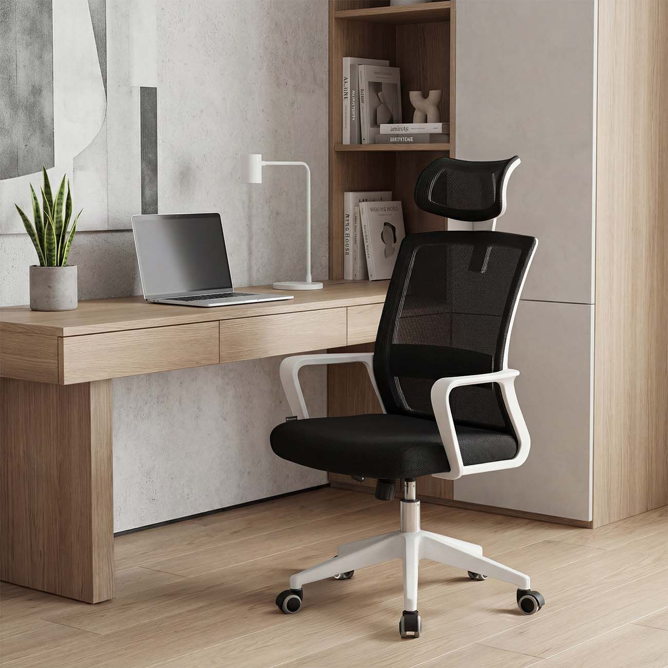Una silla de oficina de malla negra con brazos y base blancos se sienta junto a un escritorio de madera.