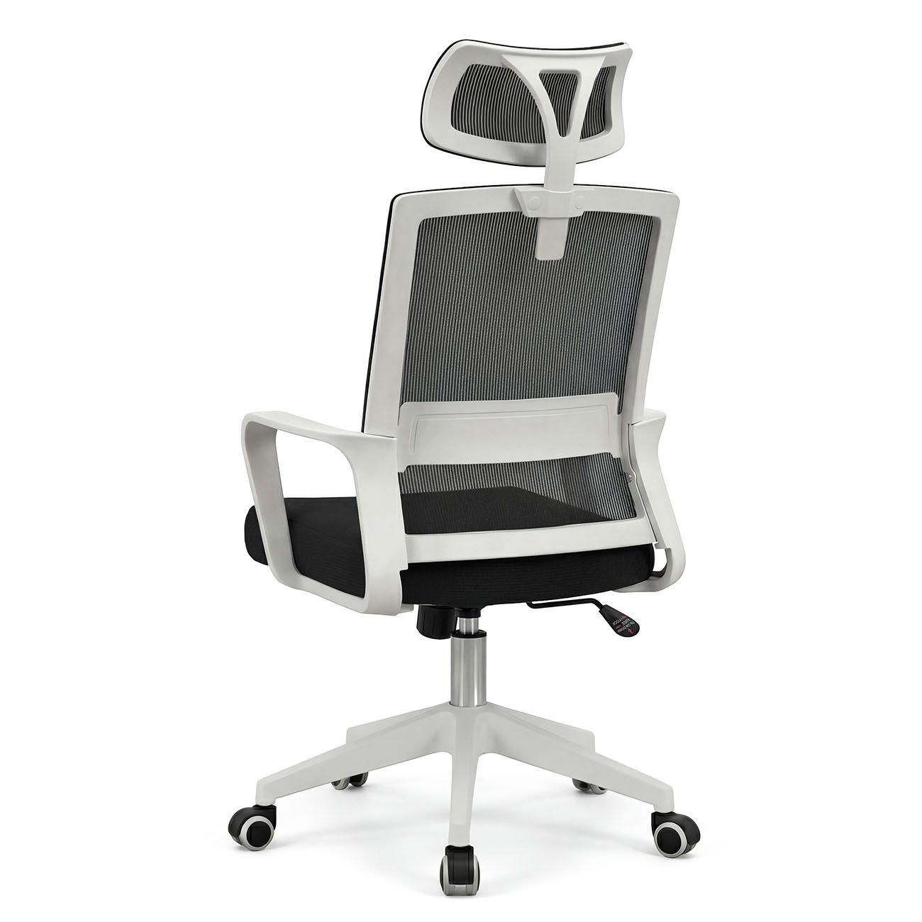 Silla de oficina blanca con respaldo de malla negra y reposacabezas.