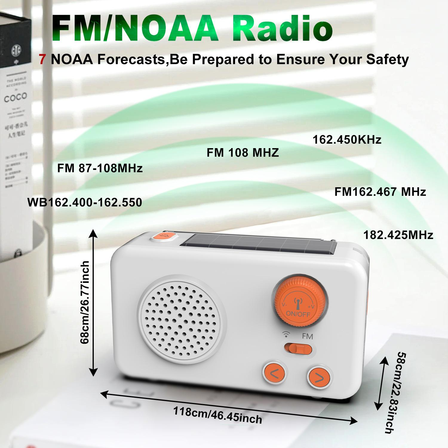 Ein weißes FM/NOAA-Radio mit Solarpanel und Display. Maße: 118x68x58cm.