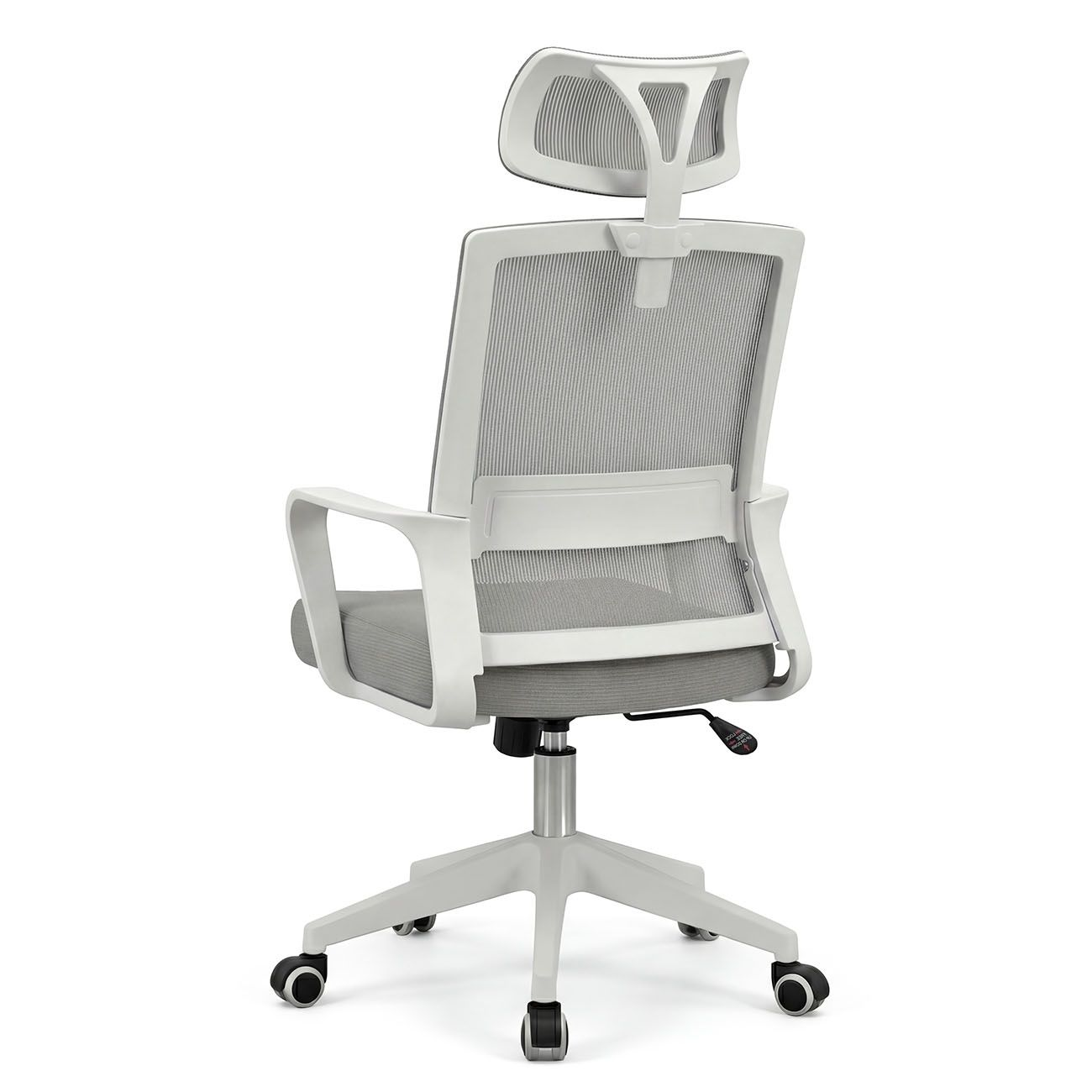 Silla de oficina gris con respaldo de malla, reposacabezas ajustable, vista trasera.