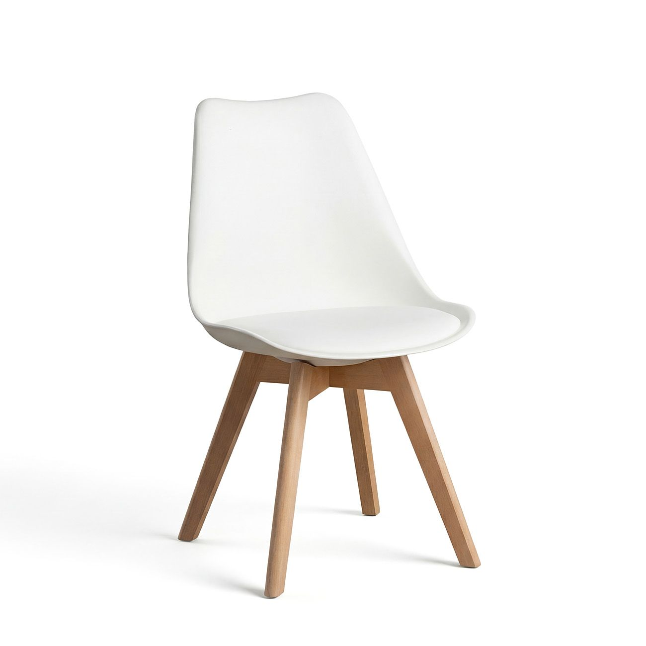 Una silla blanca con patas de madera sobre fondo blanco.