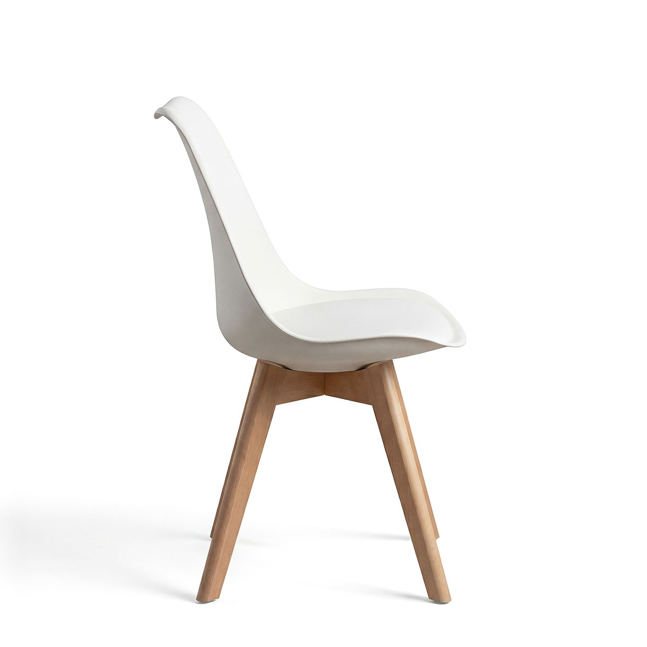 Una silla blanca con patas de madera sobre fondo blanco.