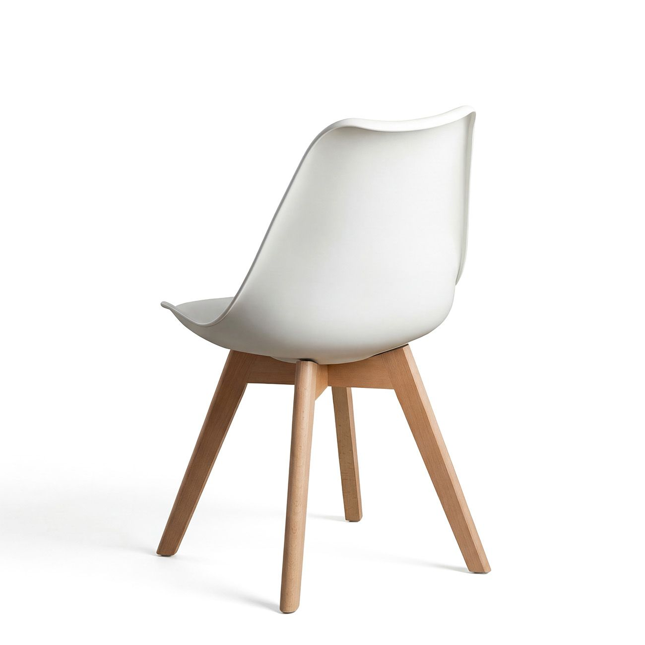 Respaldo de silla blanco con patas de madera sobre fondo blanco.