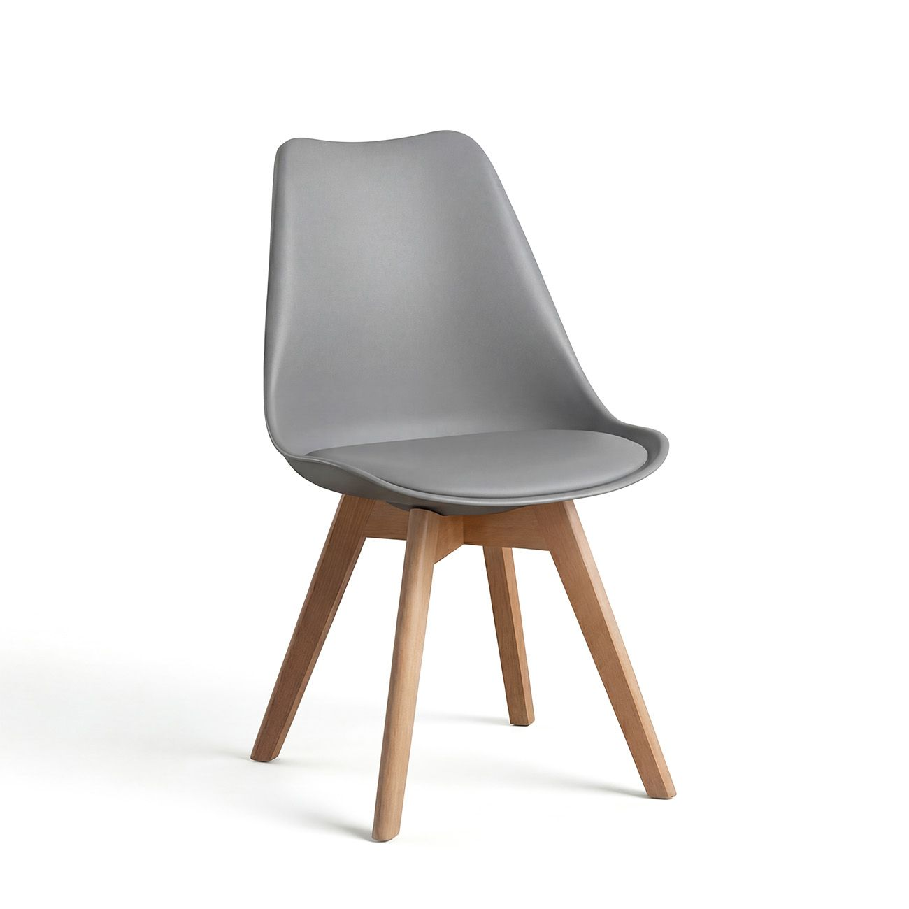 Una silla gris con patas de madera sobre fondo blanco.