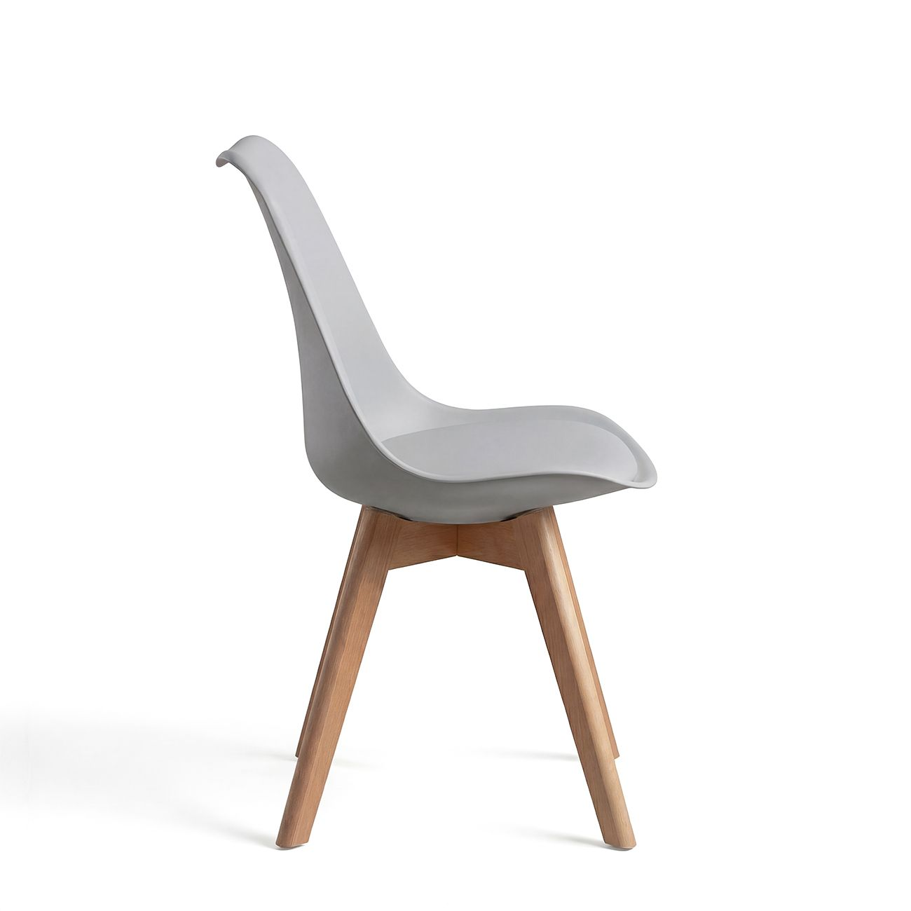 Una silla gris con patas de madera sobre fondo blanco.
