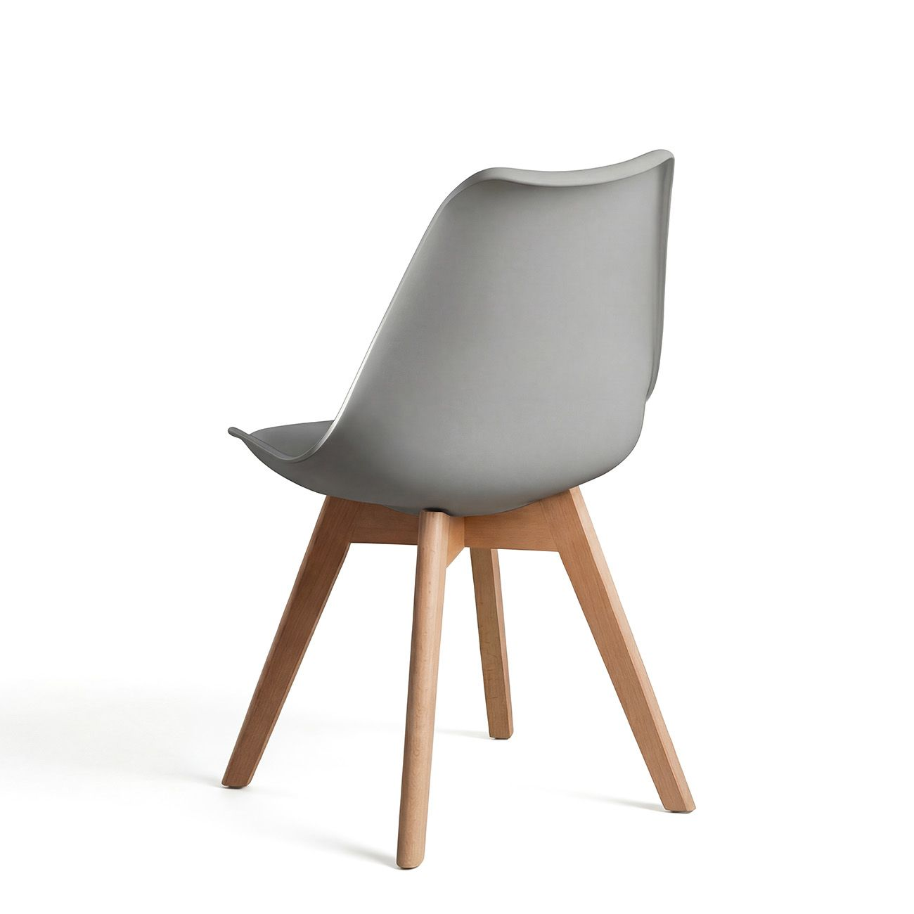Silla gris con patas de madera sobre fondo blanco.