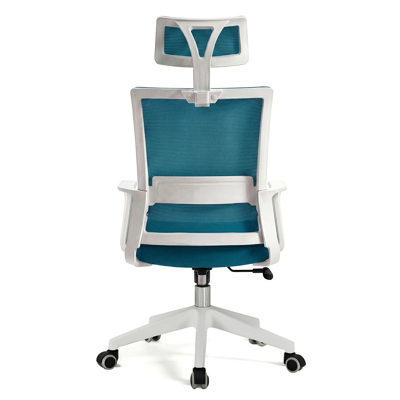 Una silla de oficina blanca con respaldo de malla azul y reposacabezas sobre fondo blanco.