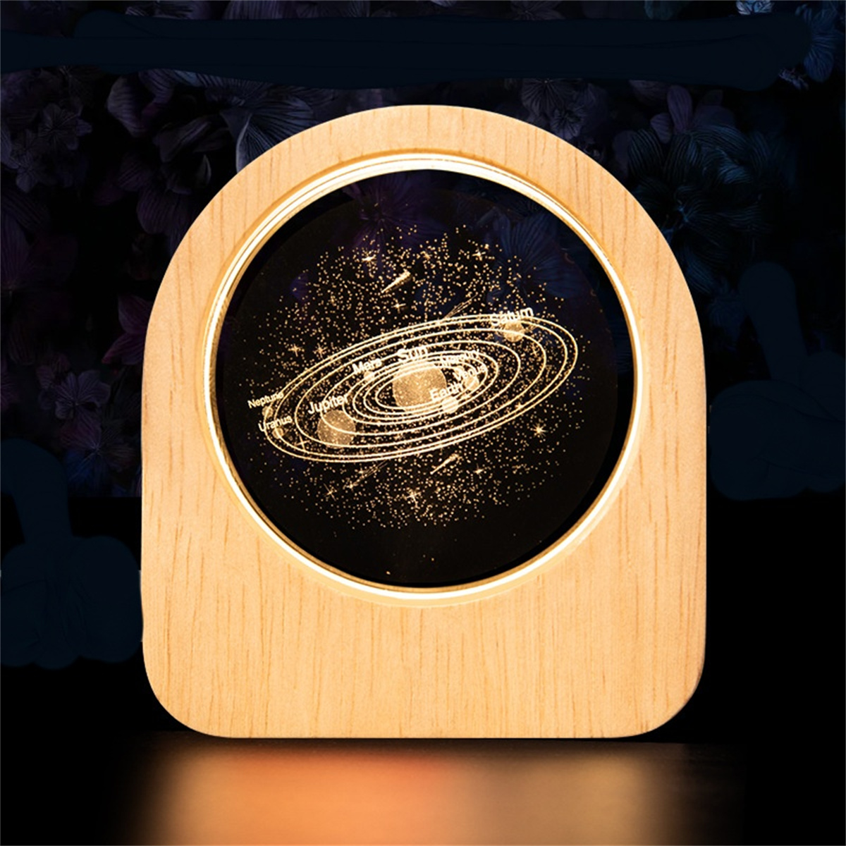 Ein Holzrahmen mit einem leuchtenden Sonnensystem-Bildschirm im Inneren, Sterne und Planeten sind sichtbar.