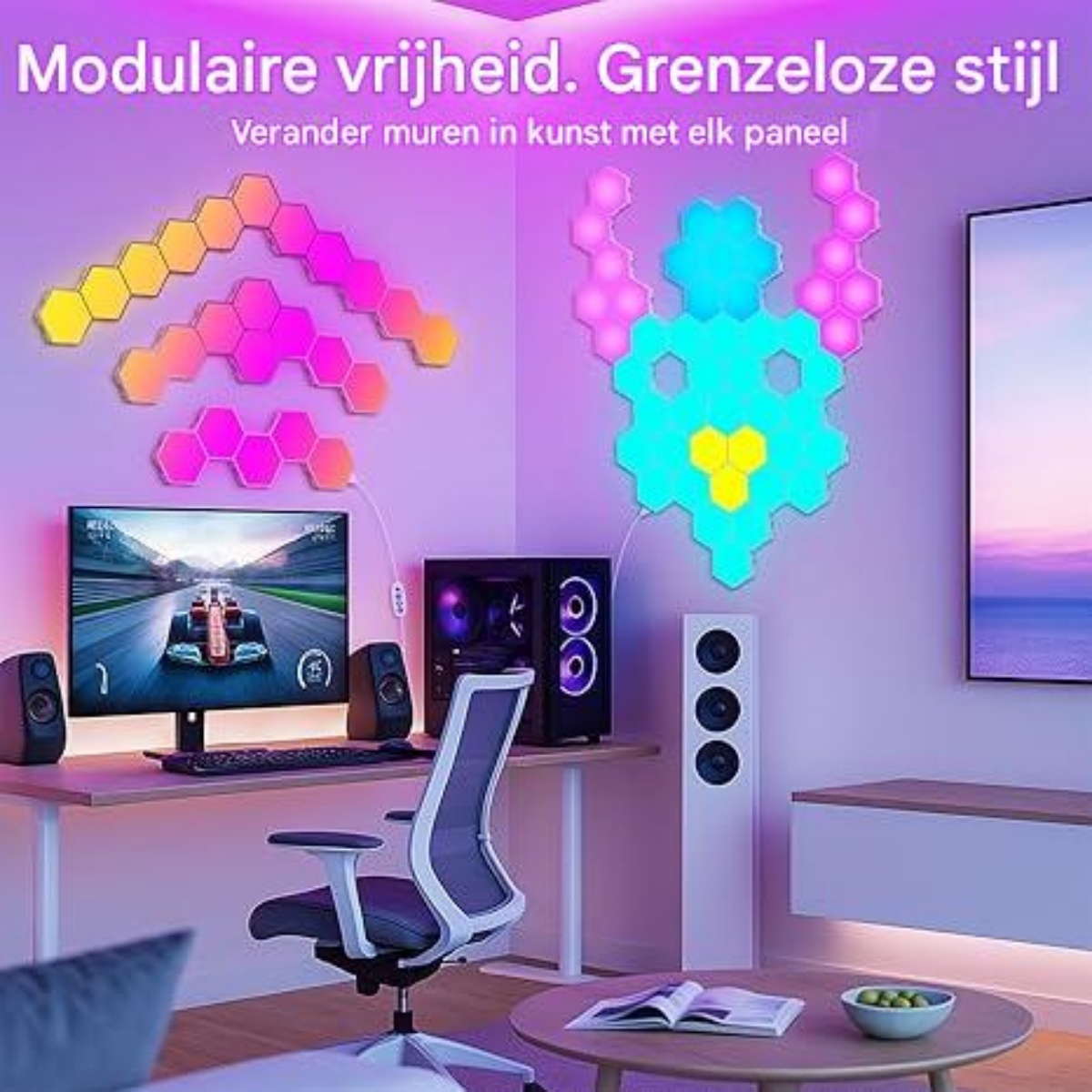 Ein Schreibtisch mit einem Rennwagen-Bildschirm, Gaming-PC, Stuhl und bunten Wandpaneelen.