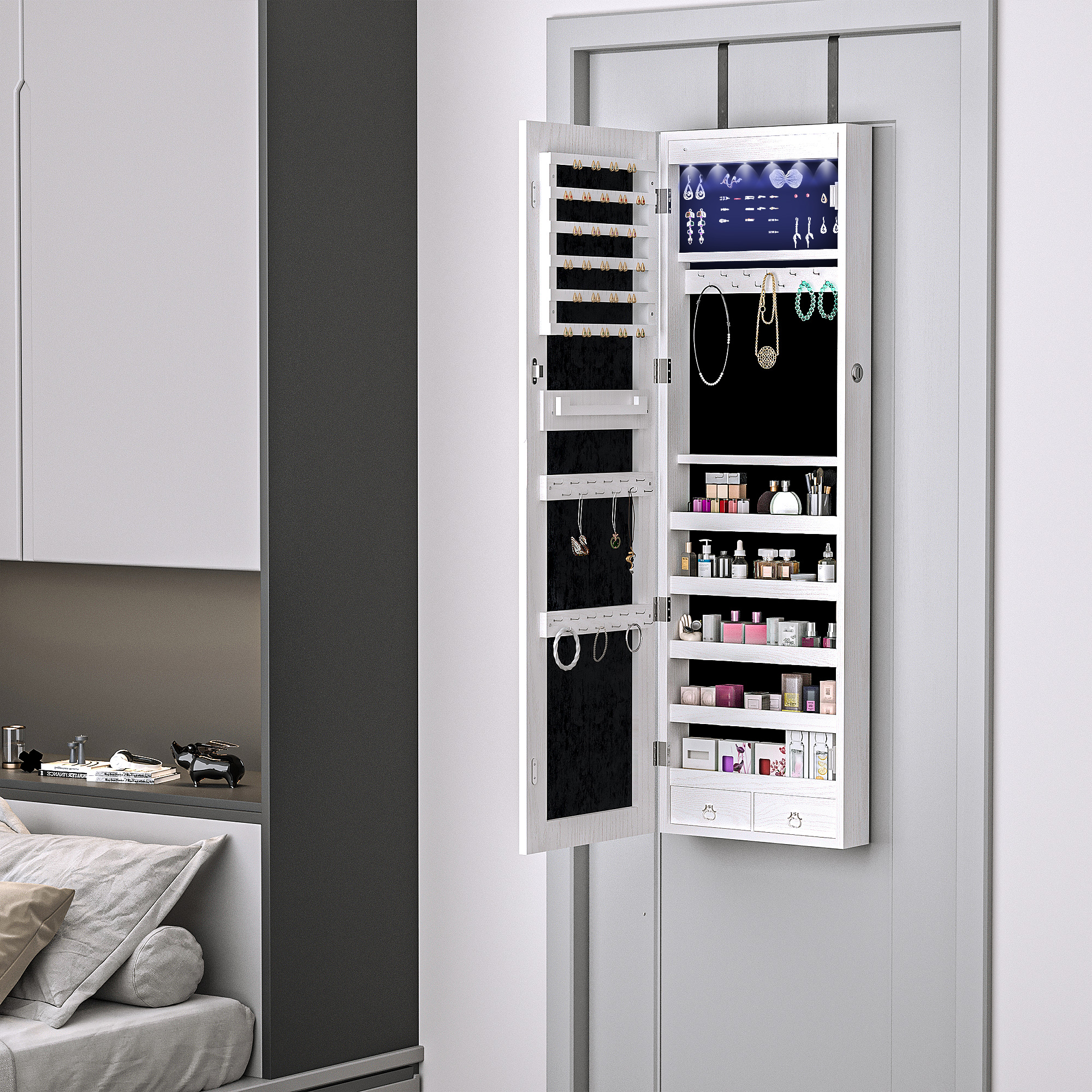 Un armario blanco con espejo para joyas y cosméticos, colgado en una puerta.
