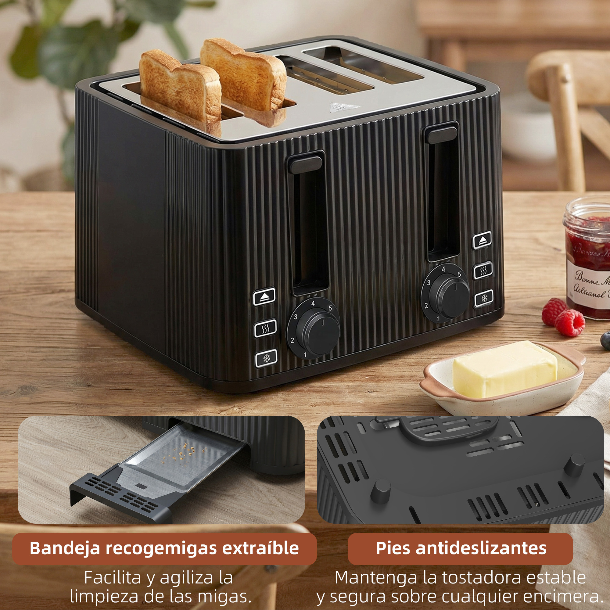 Tostador negro acanalado con dos rebanadas de pan, mantequilla y mermelada.