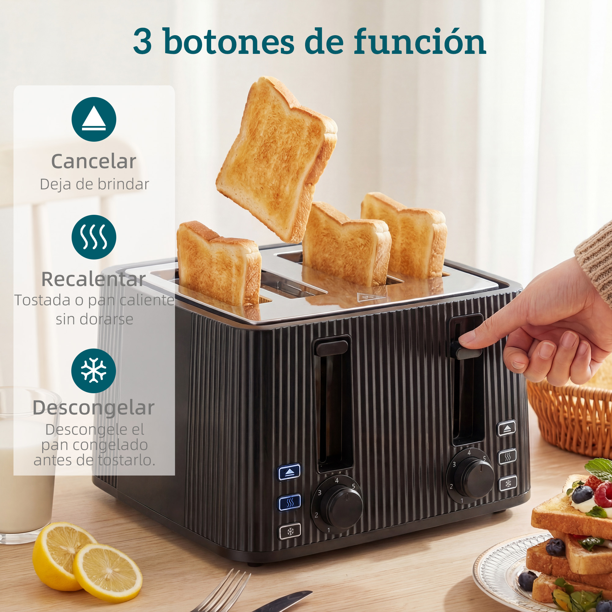 Una tostadora negra con cuatro rebanadas de pan está tostando. Una mano presiona un botón.