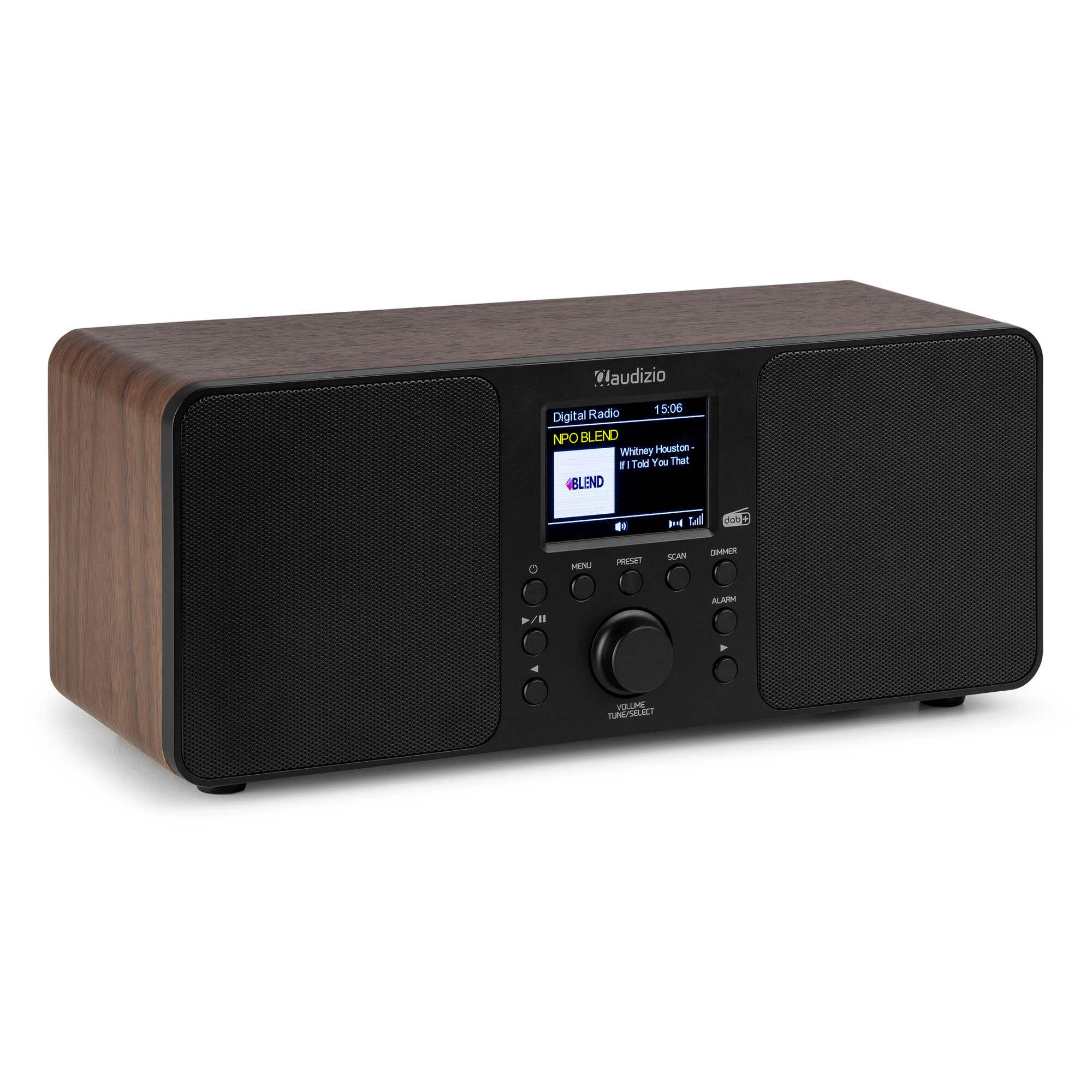 Ein digitales Radio mit Holzgehäuse und schwarzer Lautsprechermatte, das Whitney Houston spielt.