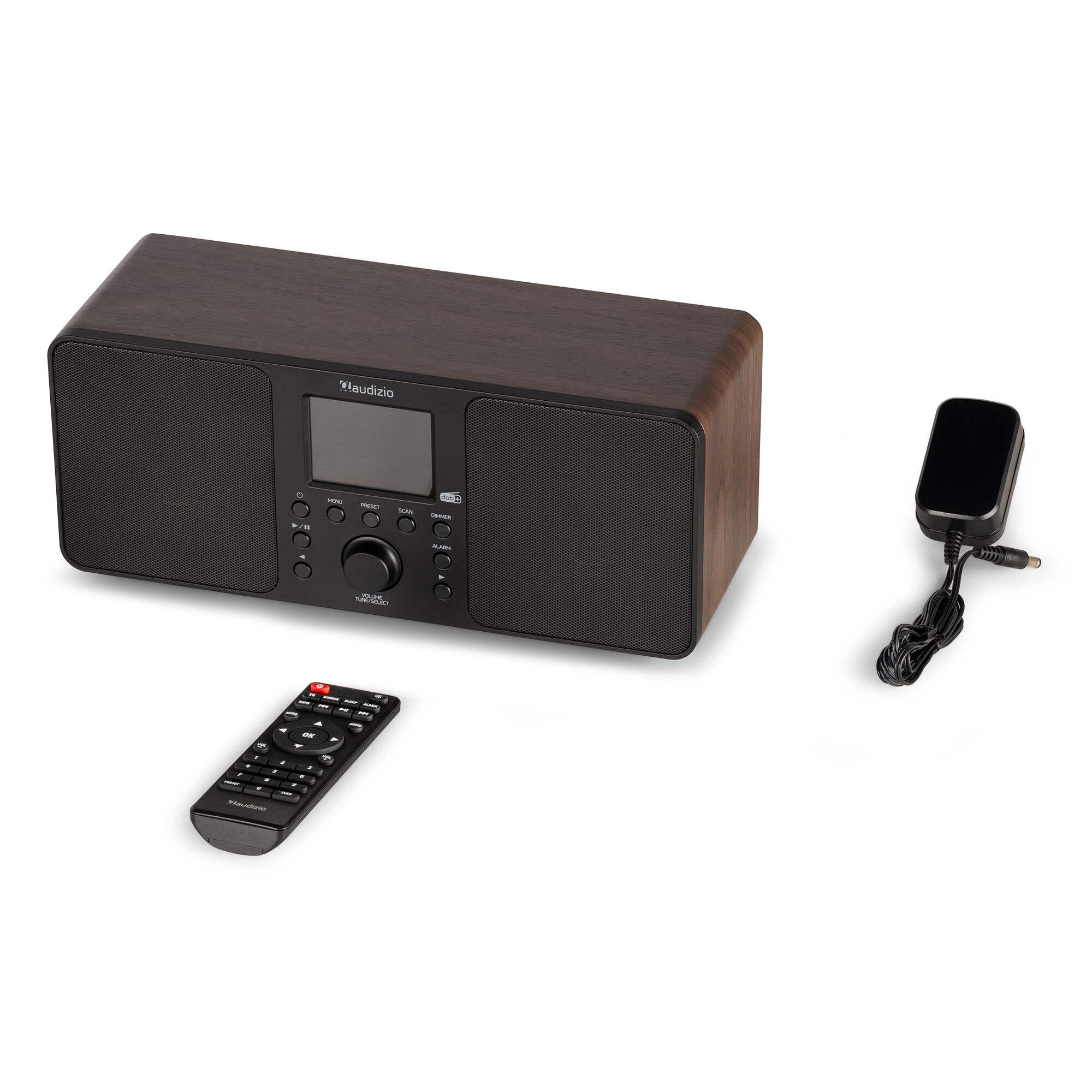 Ein Holzradio mit Fernbedienung und Netzteil auf weißem Hintergrund.
