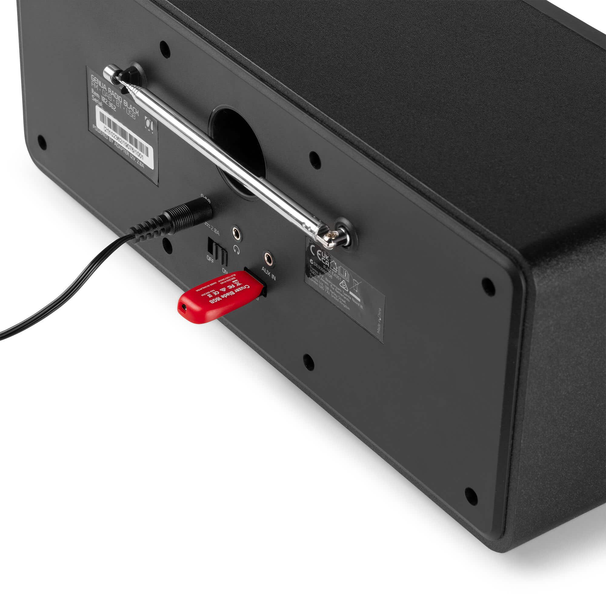 Rückseite eines schwarzen Radios mit ausgefahrenem Antennenstab und eingestecktem USB-Stick.