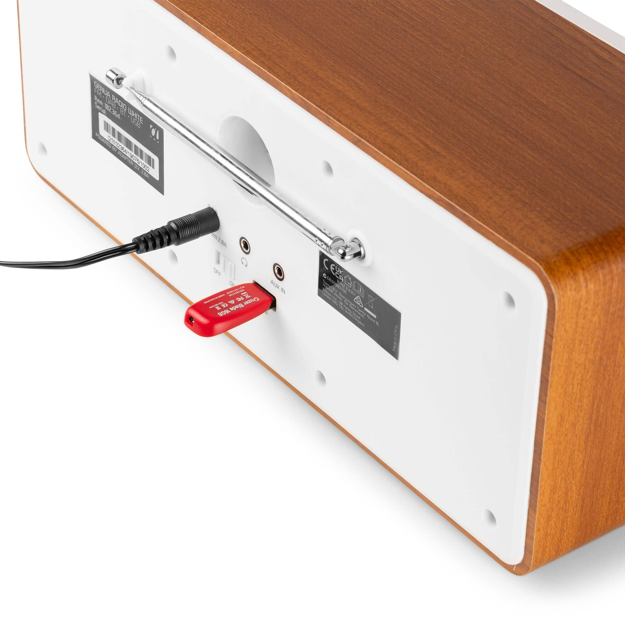 Rückseite eines Holzradios mit eingestecktem USB-Stick und Stromkabel.