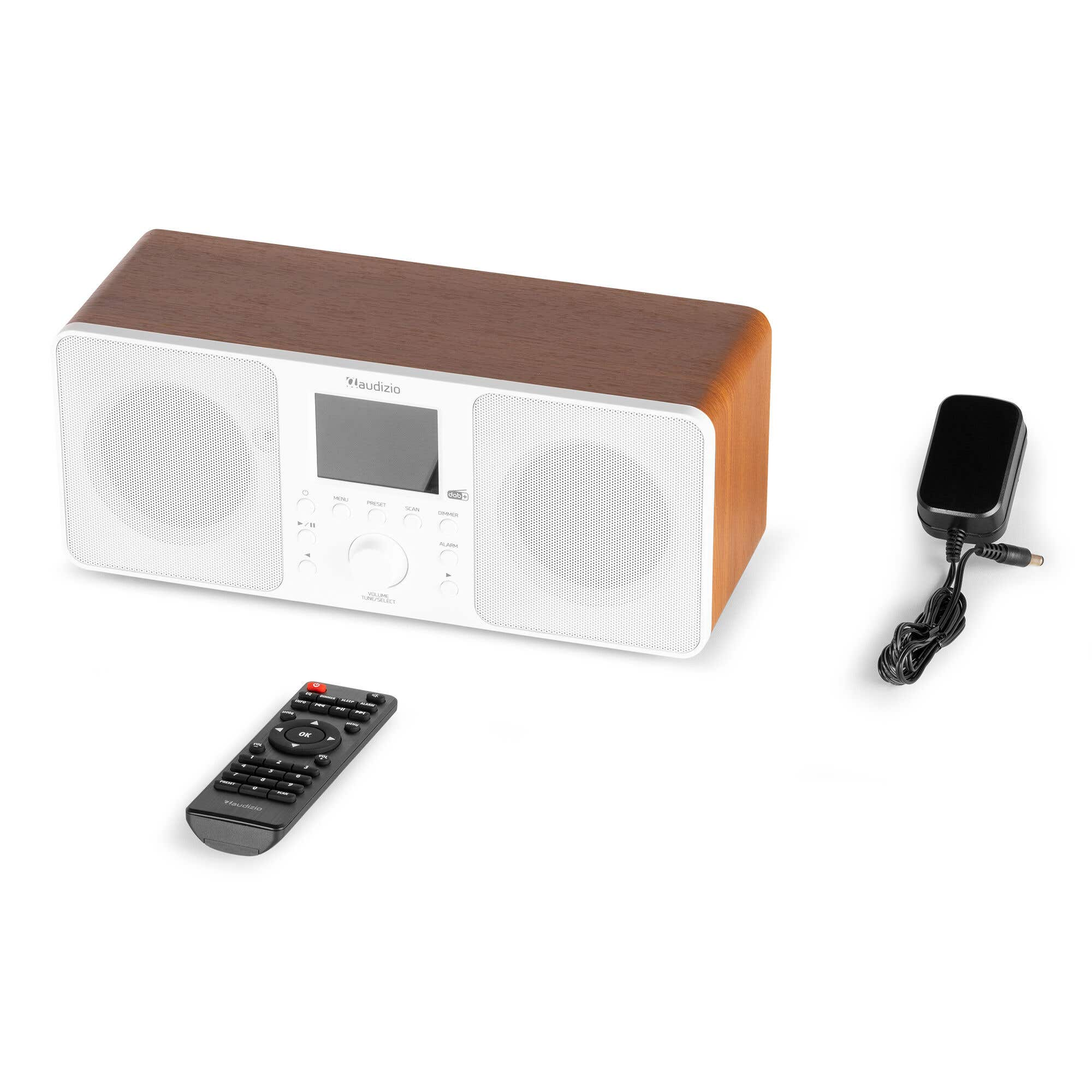 Ein Radio mit Holzgehäuse, Fernbedienung und Netzteil auf weißem Hintergrund.
