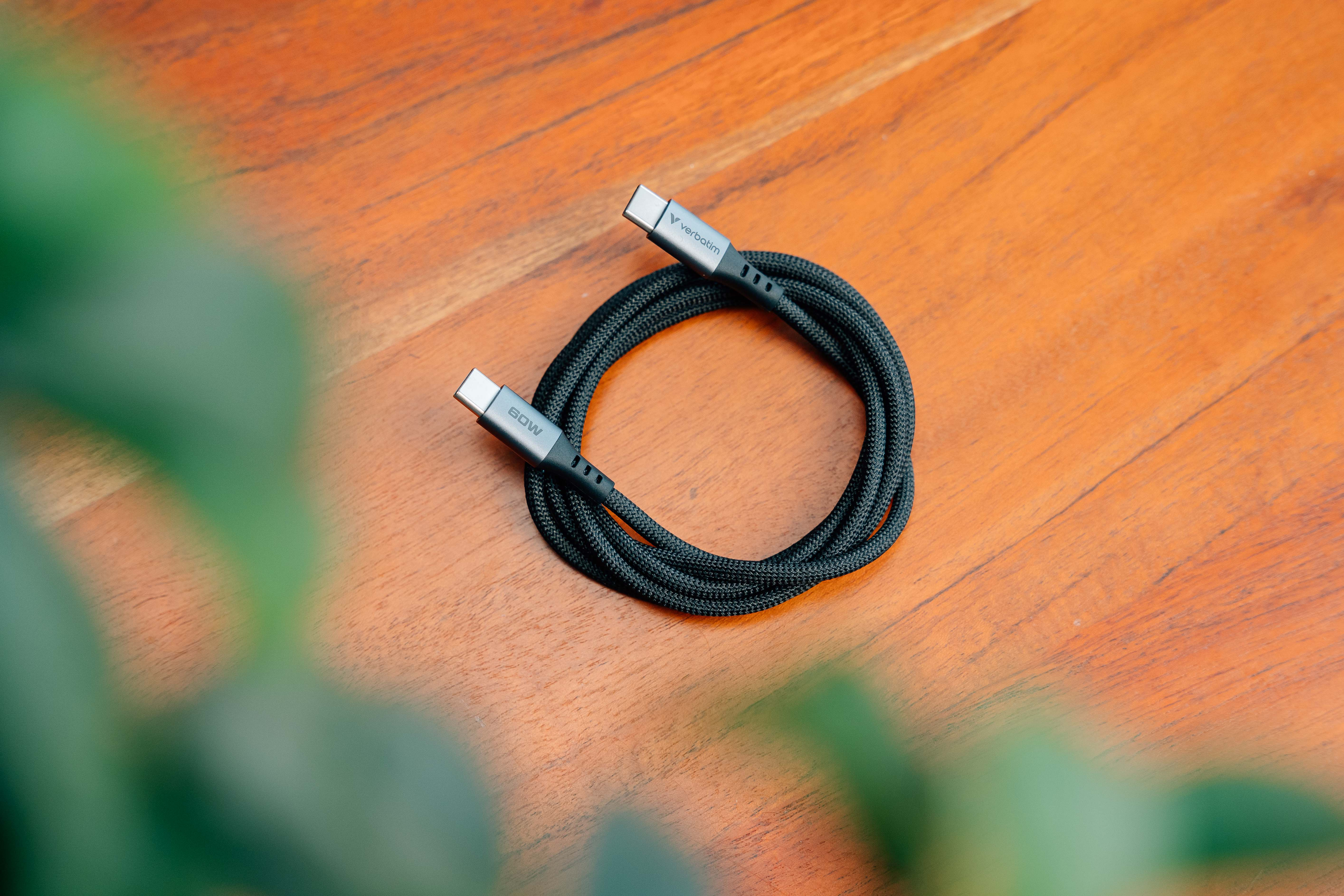 Zwarte USB-C kabel met Verbatim logo, 60W, op houten ondergrond.
