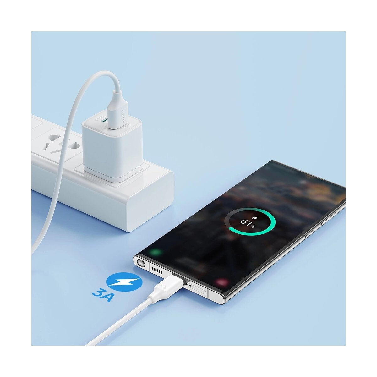 Ein Smartphone wird über ein weißes Kabel mit einem weißen Netzteil geladen.