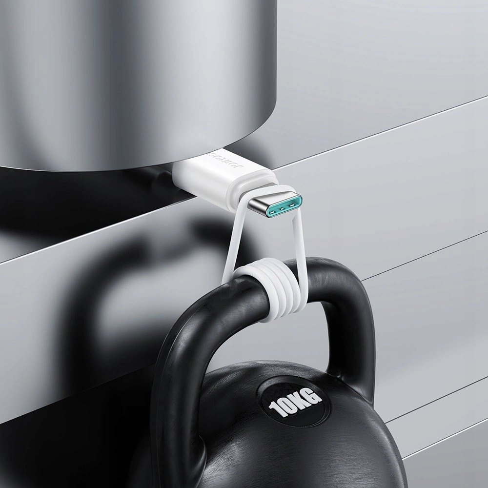 Ein weißes USB-C-Kabel hält ein schwarzes 10-kg-Kettlebell.