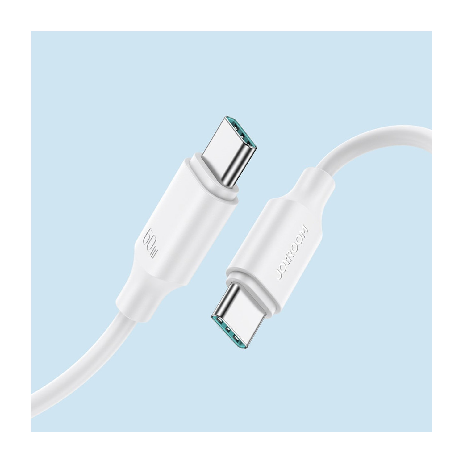 Zwei weiße USB-C-Kabel mit silbernen Steckern vor blauem Hintergrund.