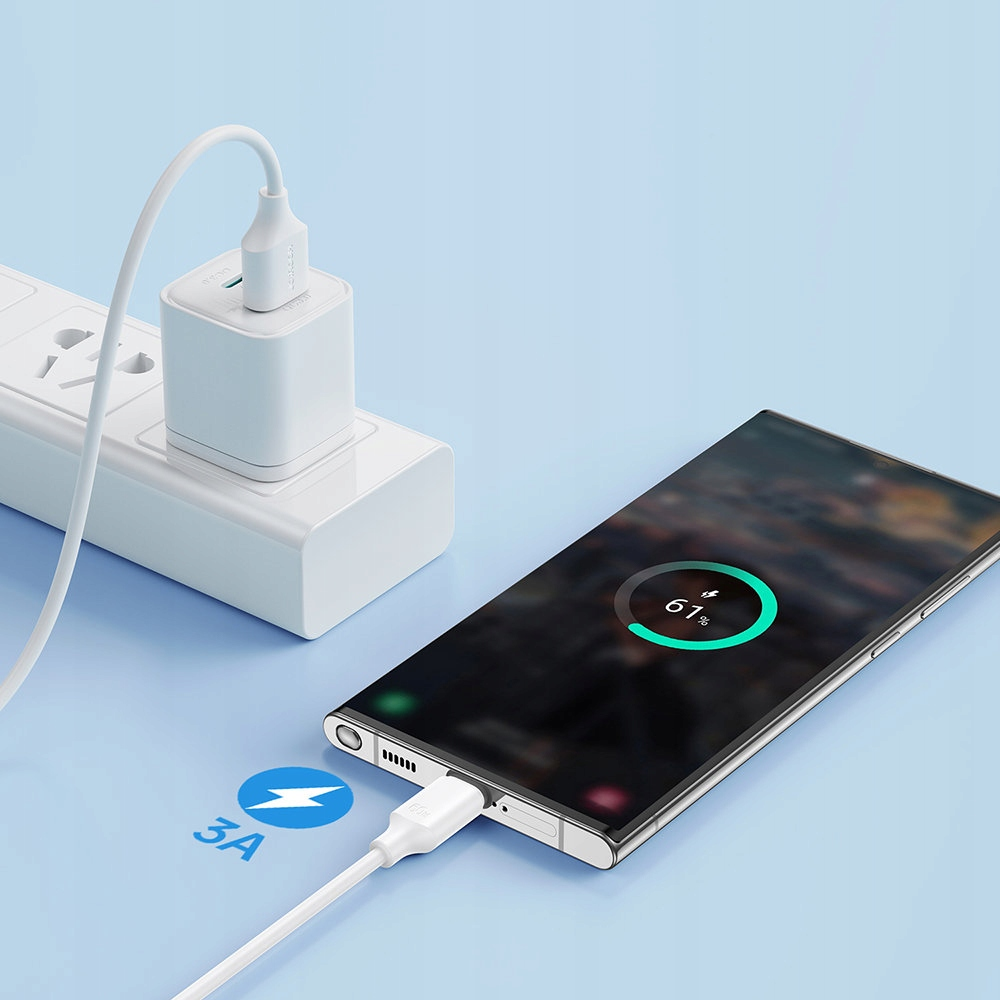 Ein Smartphone wird mit einem weißen Ladekabel aufgeladen. Der Akku ist zu 61% voll.