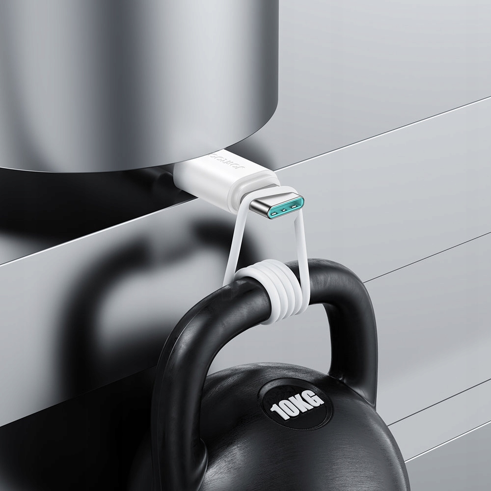 Ein weißer USB-C-Stecker hält ein 10-kg-Hantelgewicht an einem Metallregal.