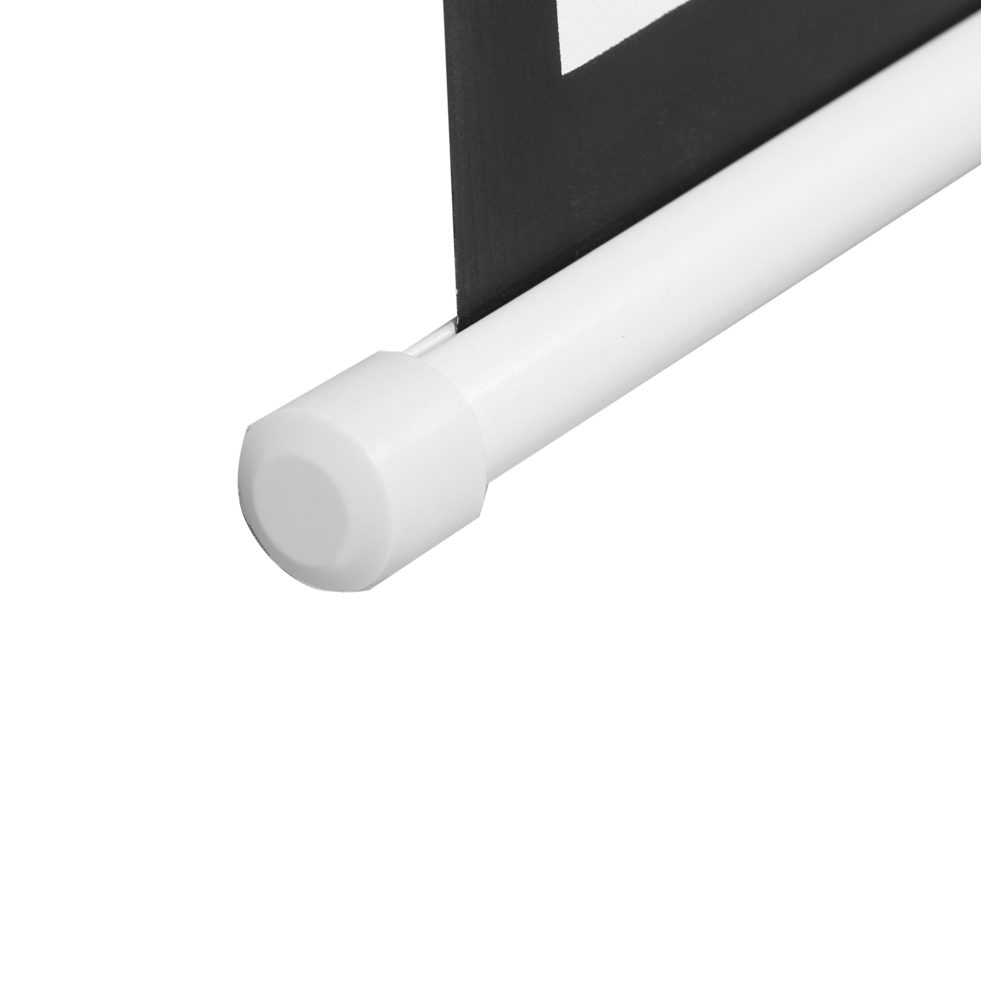 Primer plano de una barra blanca con borde de tela negra y capuchón blanco.