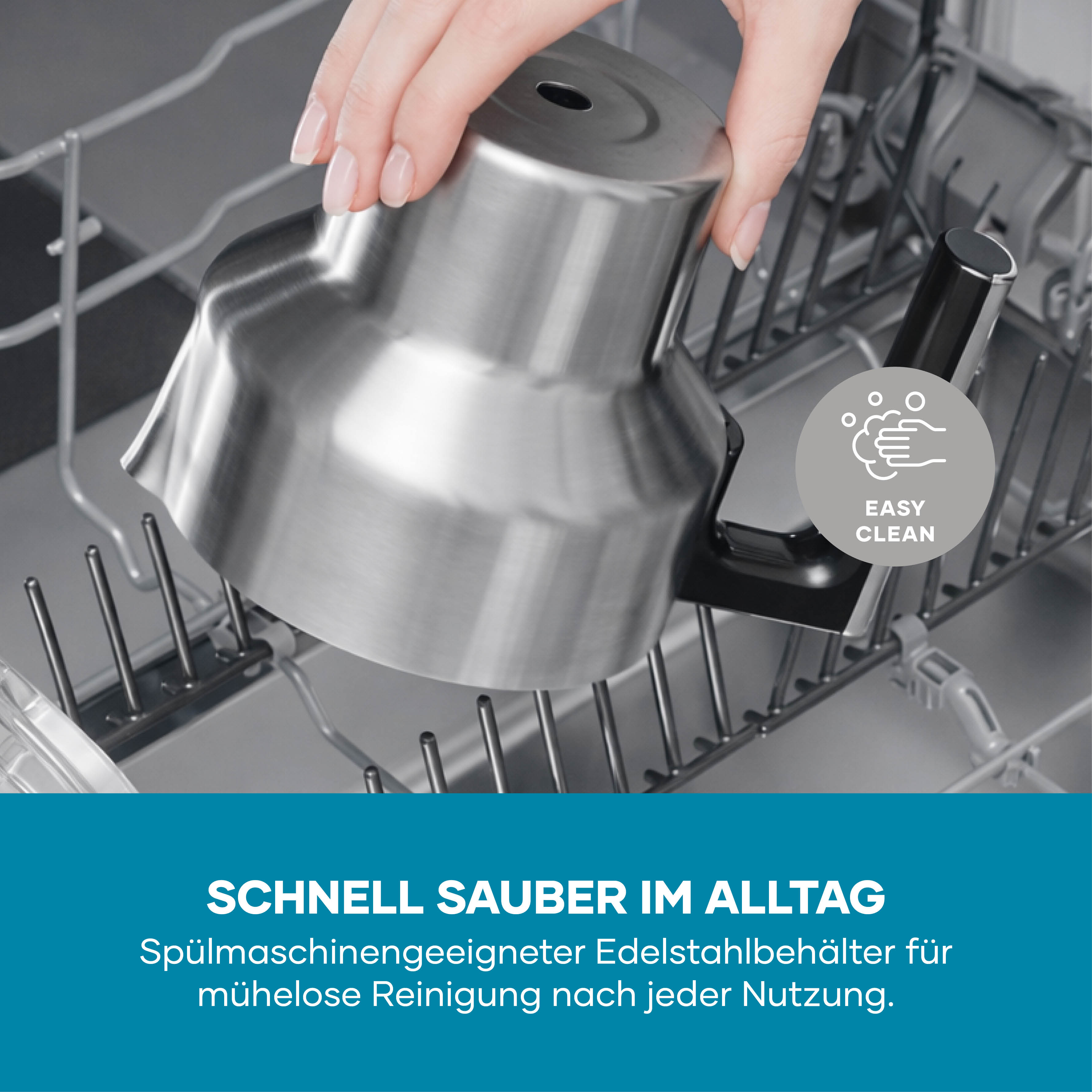 Ręka umieszcza stalowy pojemnik w zmywarce.