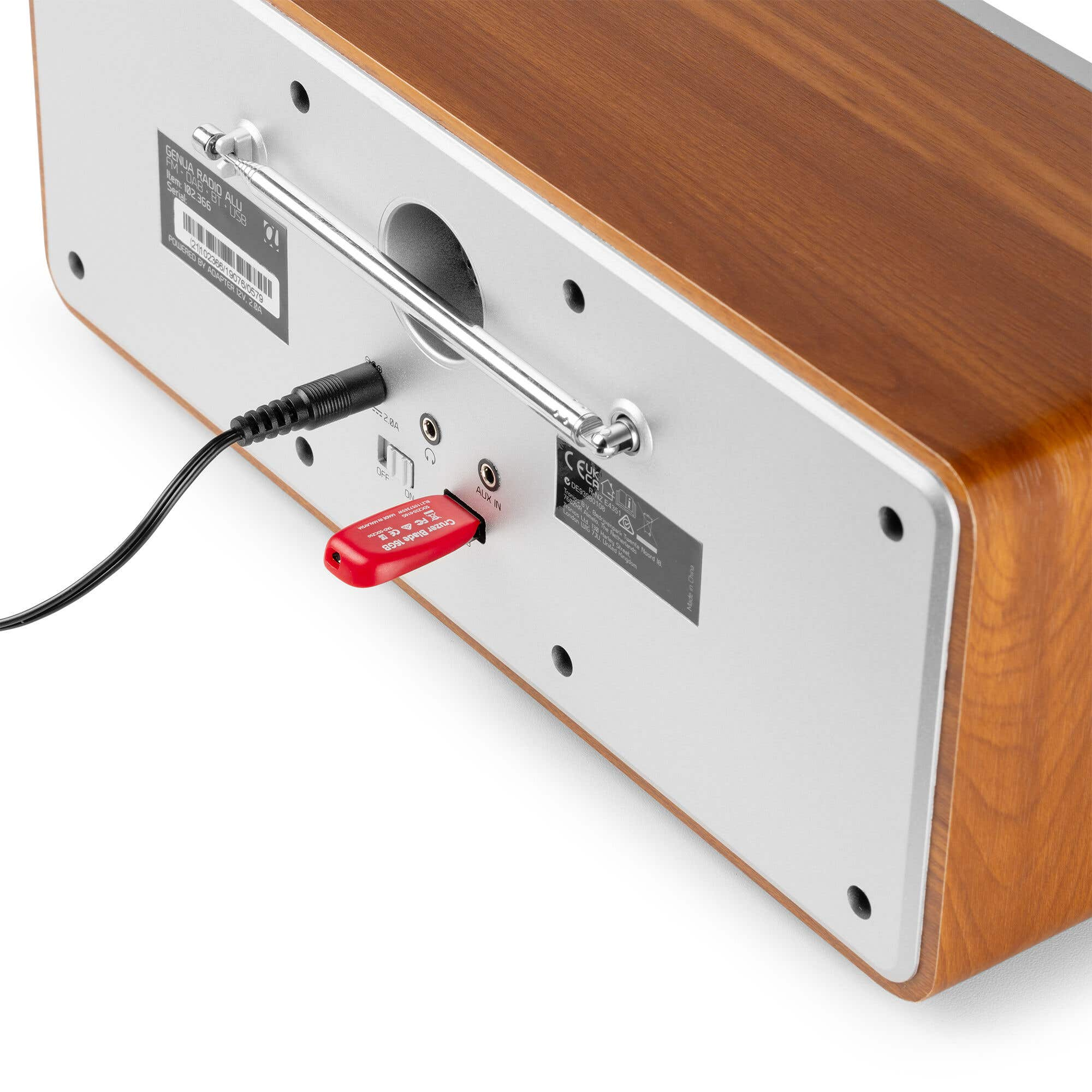 Rückseite eines Holzradios mit eingestecktem USB-Stick und Stromkabel.