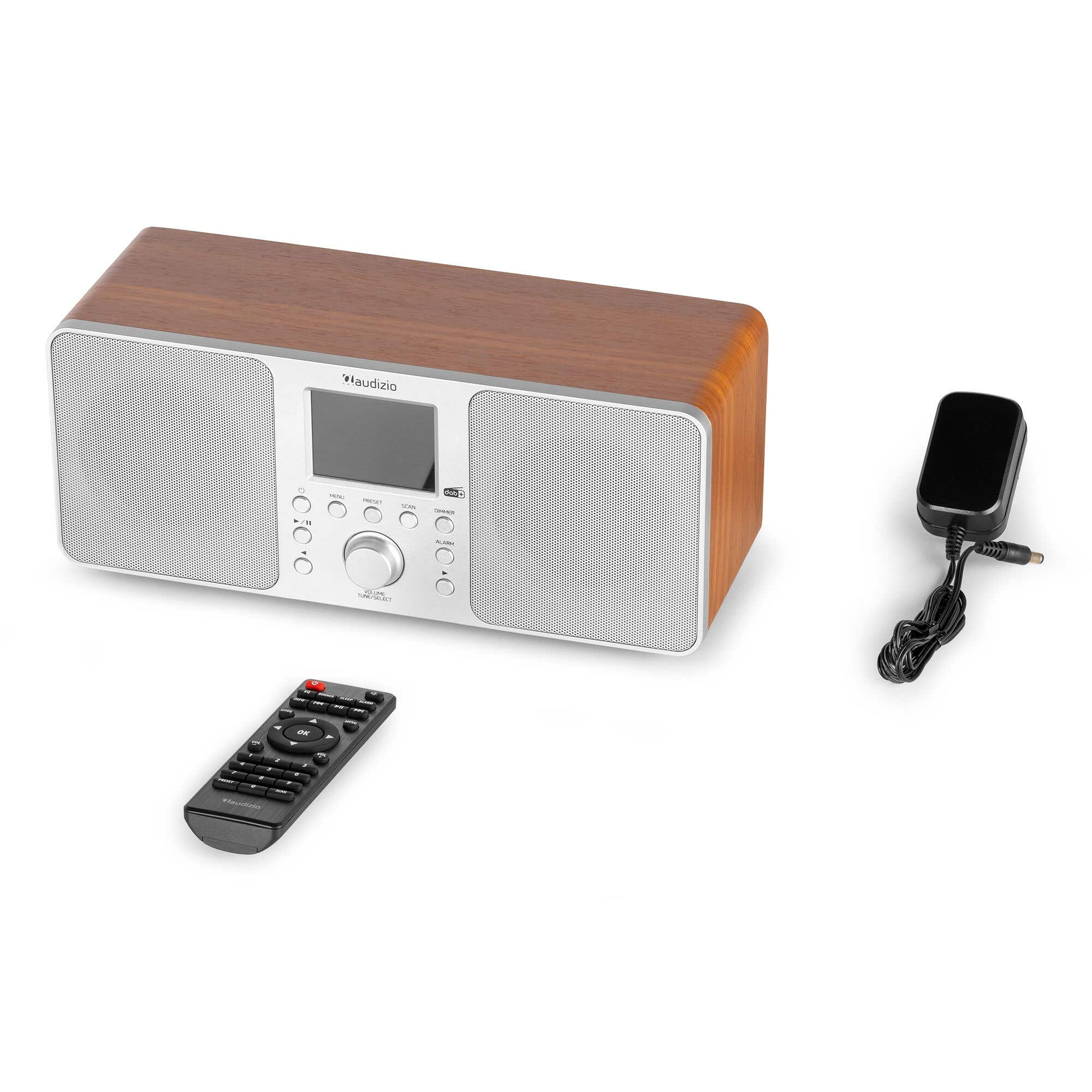 Ein Holzradio mit Fernbedienung und Netzteil auf weißem Hintergrund.