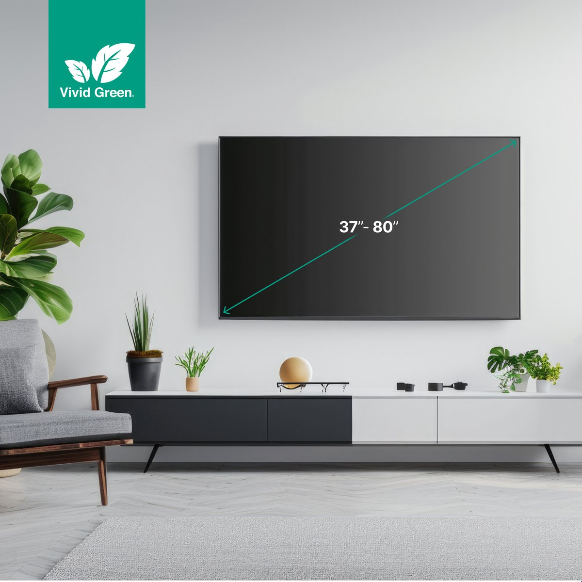 Moderne woonkamer met tv aan de muur, bank en console. Vivid Green logo.