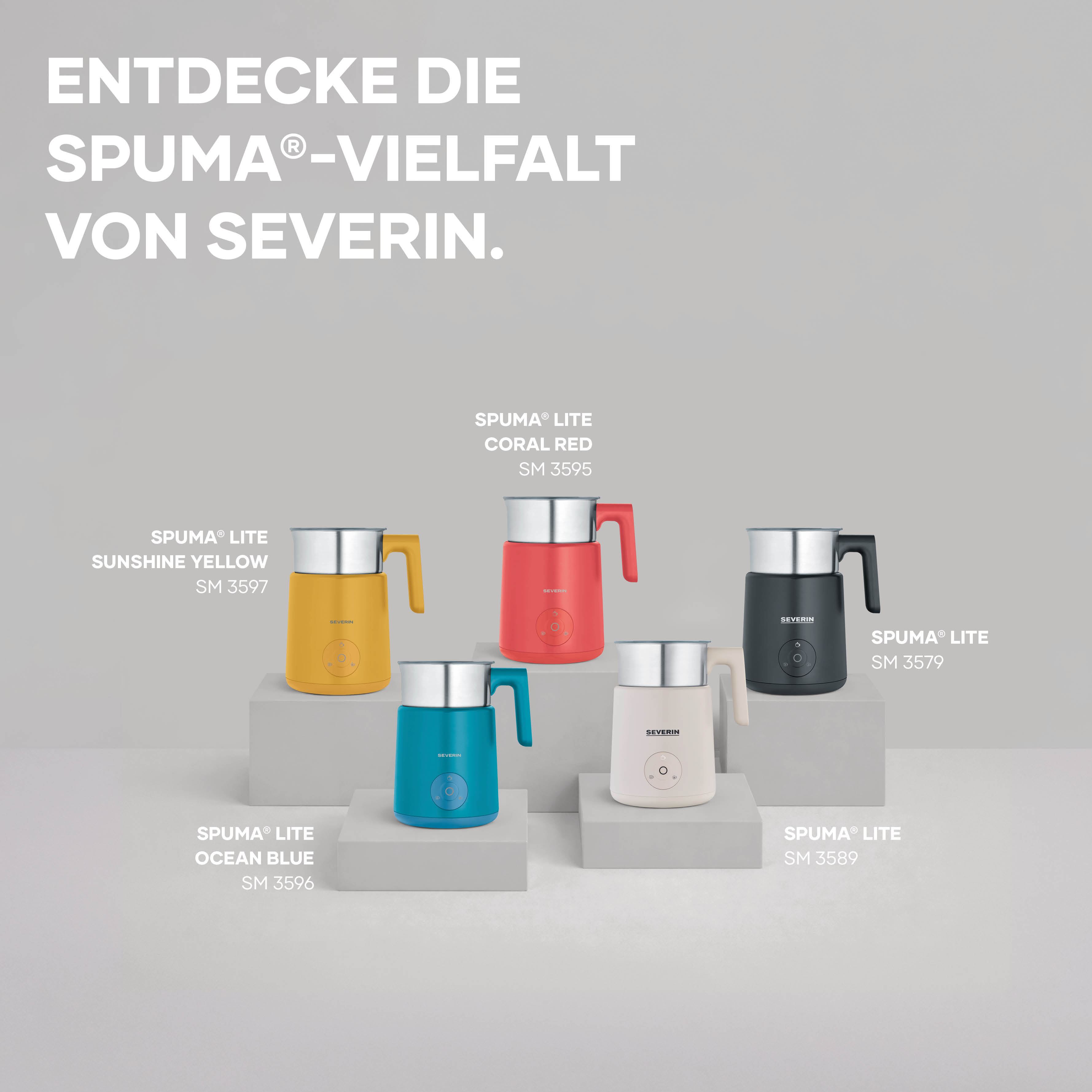 Fünf Severin Spuma Lite Milchaufschäumer in verschiedenen Farben auf Podesten.