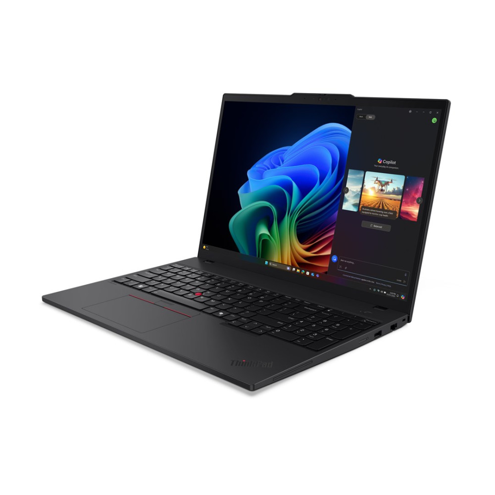 Czarny laptop z otwartym ekranem, pokazujący kolorową tapetę i aplikację Copilot.