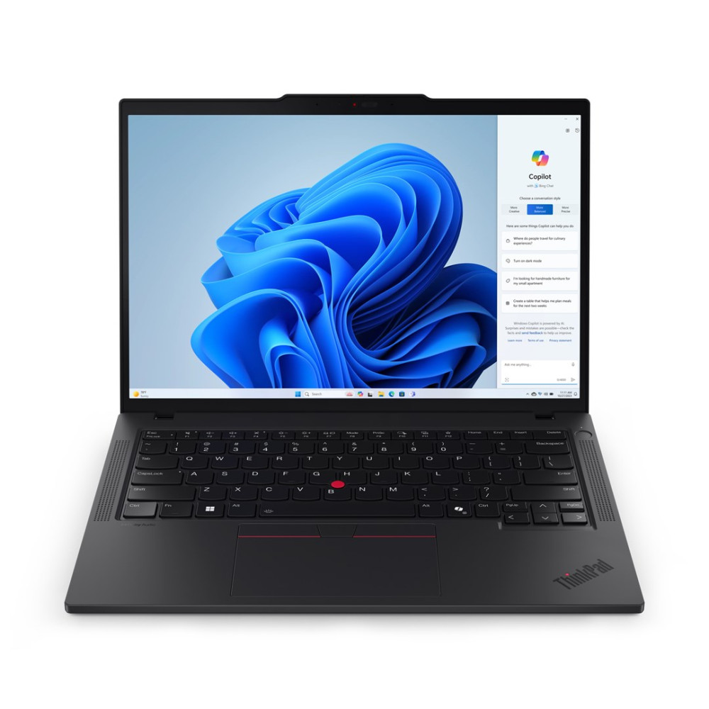 Czarny laptop z systemem Windows 11 i otwartym oknem Copilot.