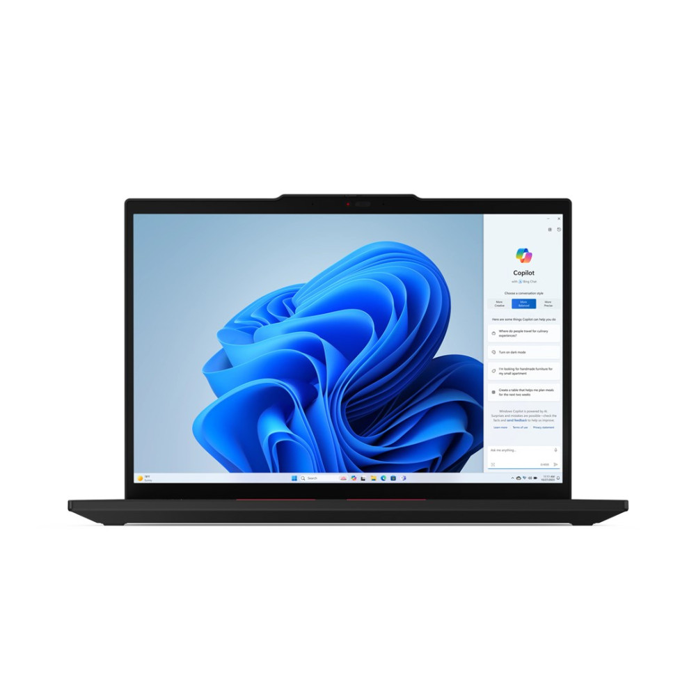 Otwarty laptop z systemem Windows 11 i asystentem AI Copilot na ekranie.