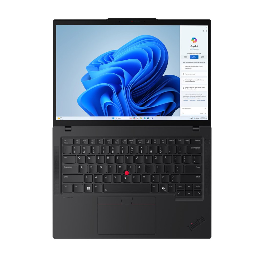 Czarny laptop ThinkPad z otwartym ekranem, na którym wyświetlany jest Windows Copilot.